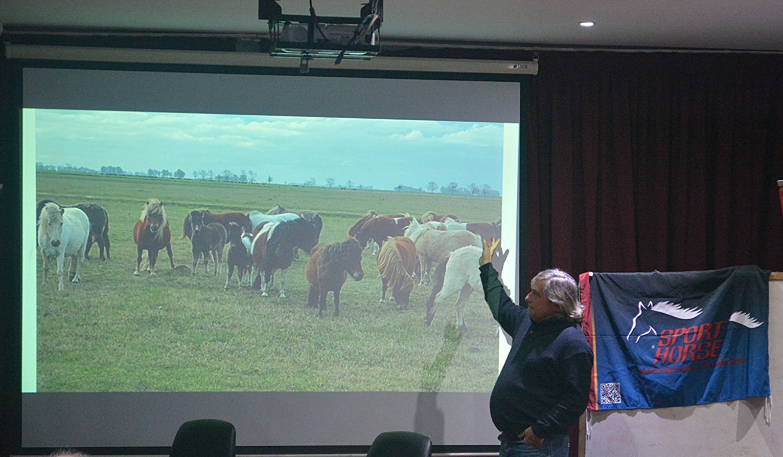 SE REALIZÓ LA CHARLA “PRINCIPIOS DE ETOLOGÍA PARA EL MANEJO EQUINO”
